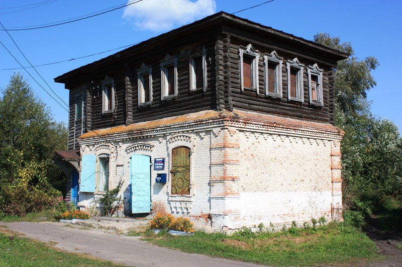 Церковь Успения Пресвятой Богородицы, Огарево-Почково (Сасовский район и г. Сасово, Рязанская область). дополнительная информация, Старый дом с северной стороны Успенской церкви.