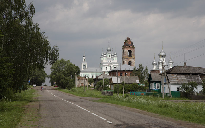 Вощажниково. Храмовый комплекс. Церкви Рождества Пресвятой Богородицы и Троицы Живоначальной с часовнями. общий вид в ландшафте