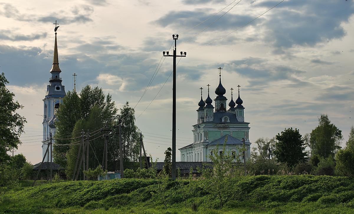 общий вид в ландшафте. Храмовый комплекс. Церкви Рождества Пресвятой Богородицы и Троицы Живоначальной с часовнями, Вощажниково (Борисоглебский район, Ярославская область)