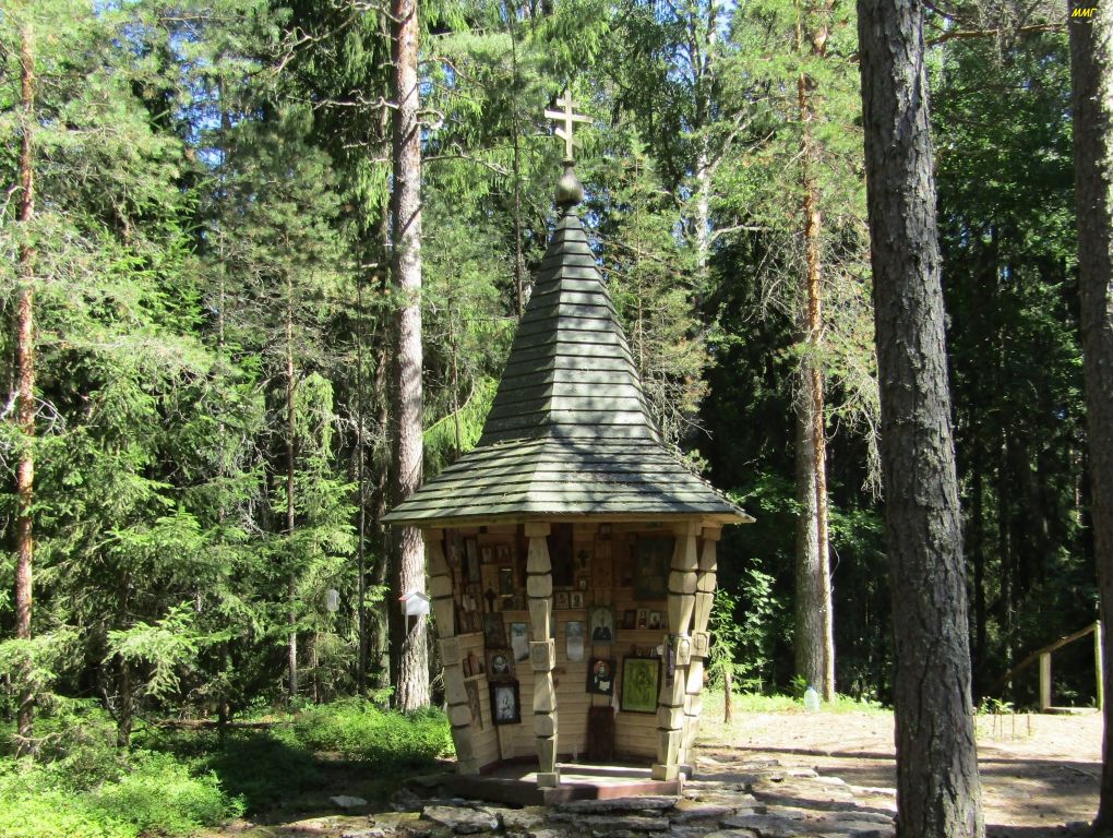 Часовня Казанской иконы Божией Матери, Трасса А120 между Выбье и Липово (Кингисеппский район, Ленинградская область). фасады, Часовня Казанской иконы Божией Матери.
