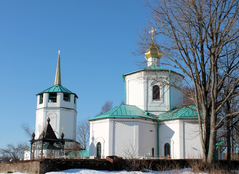 Прибуж. Церковь Спаса Преображения. общий вид в ландшафте, апрель 2012г