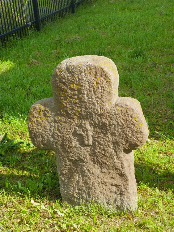 Полично. Церковь Николая Чудотворца. дополнительная информация, Каменный крест у церкви