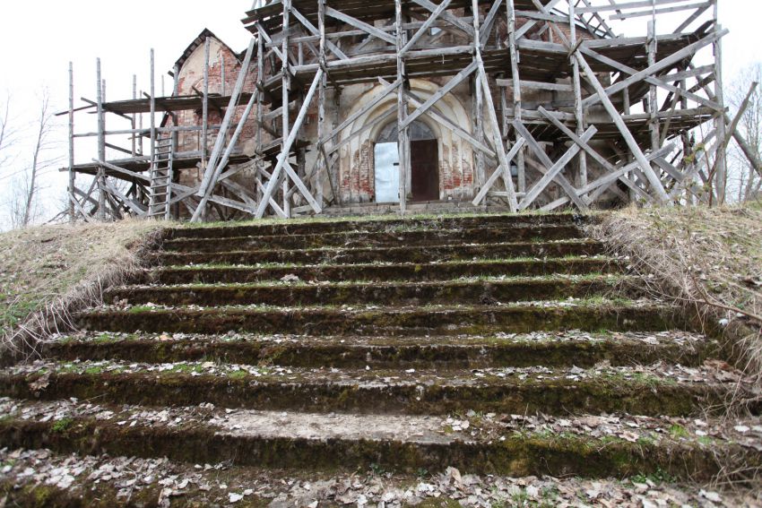 Гвоздно (Наумовщина). Церковь Космы и Дамиана. архитектурные детали, Шикарная гранитная лестница.