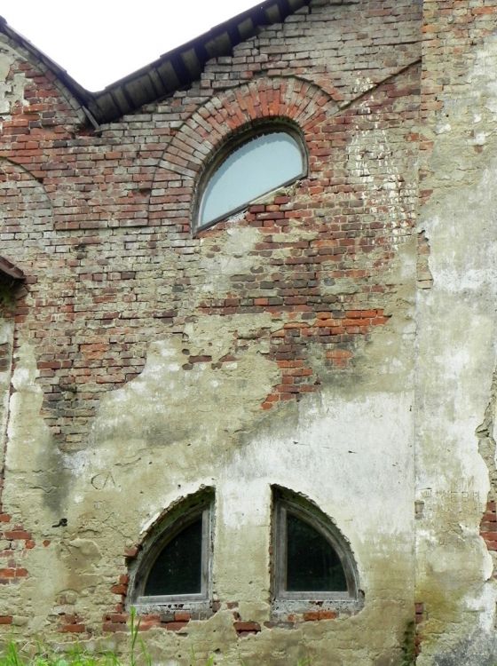 Гвоздно (Наумовщина). Церковь Космы и Дамиана. архитектурные детали, Окна западного фасада