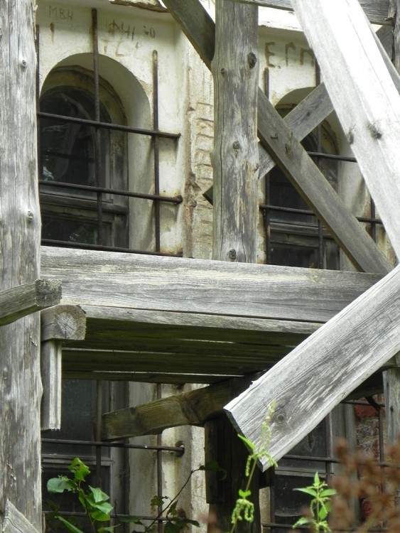 Гвоздно (Наумовщина). Церковь Космы и Дамиана. архитектурные детали, Спаренные окна южного фасада