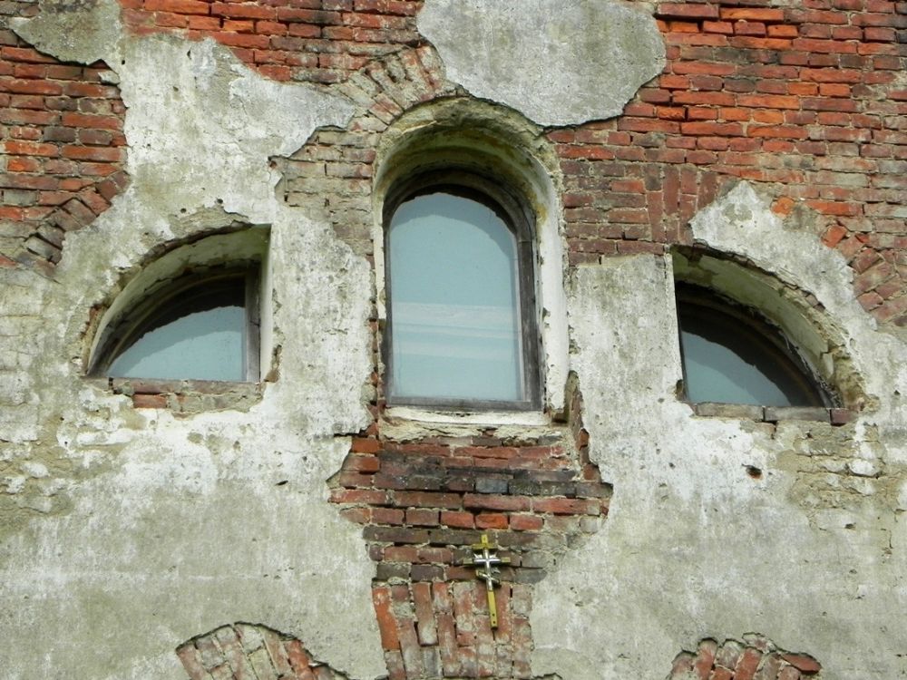 Гвоздно (Наумовщина). Церковь Космы и Дамиана. архитектурные детали, Тройное окно западного фасада
