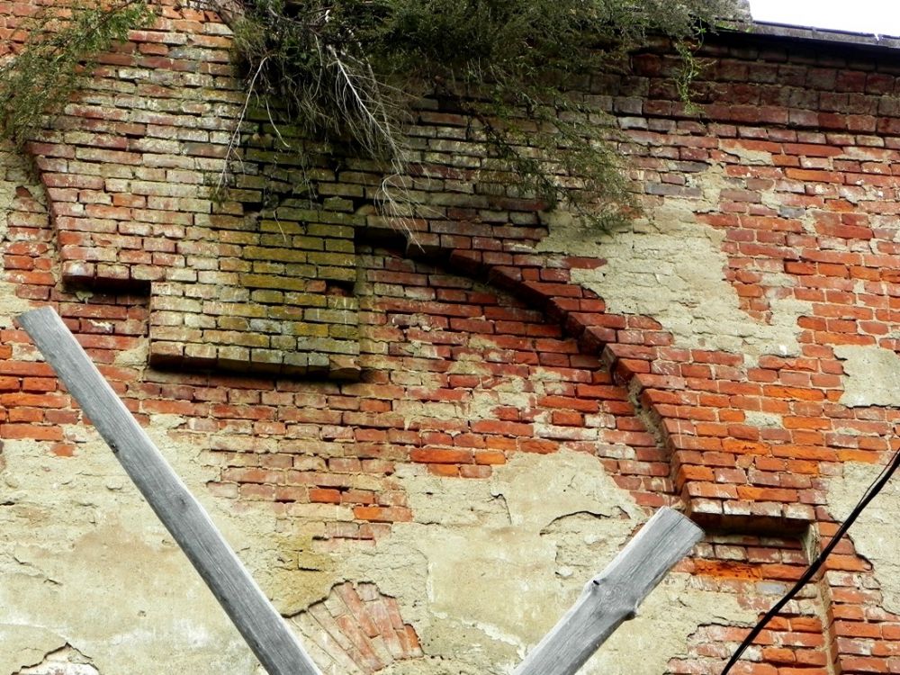 Гвоздно (Наумовщина). Церковь Космы и Дамиана. архитектурные детали, Кирпичный  декор, южный фасад
