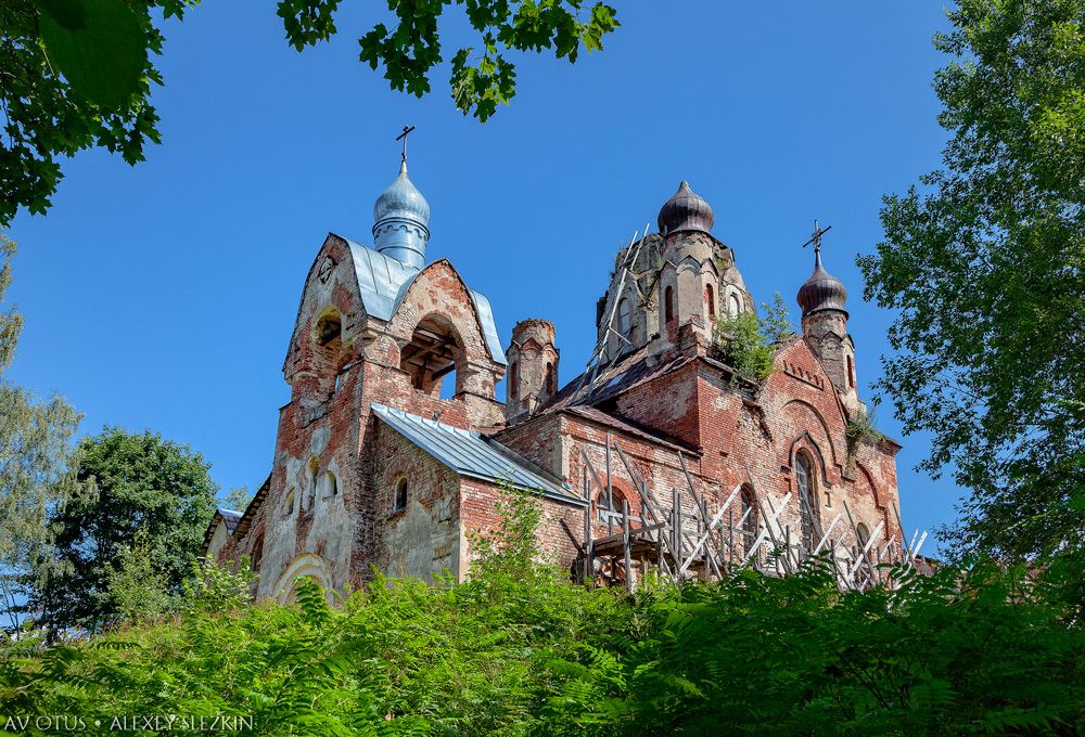 Гвоздно (Наумовщина). Церковь Космы и Дамиана. фасады