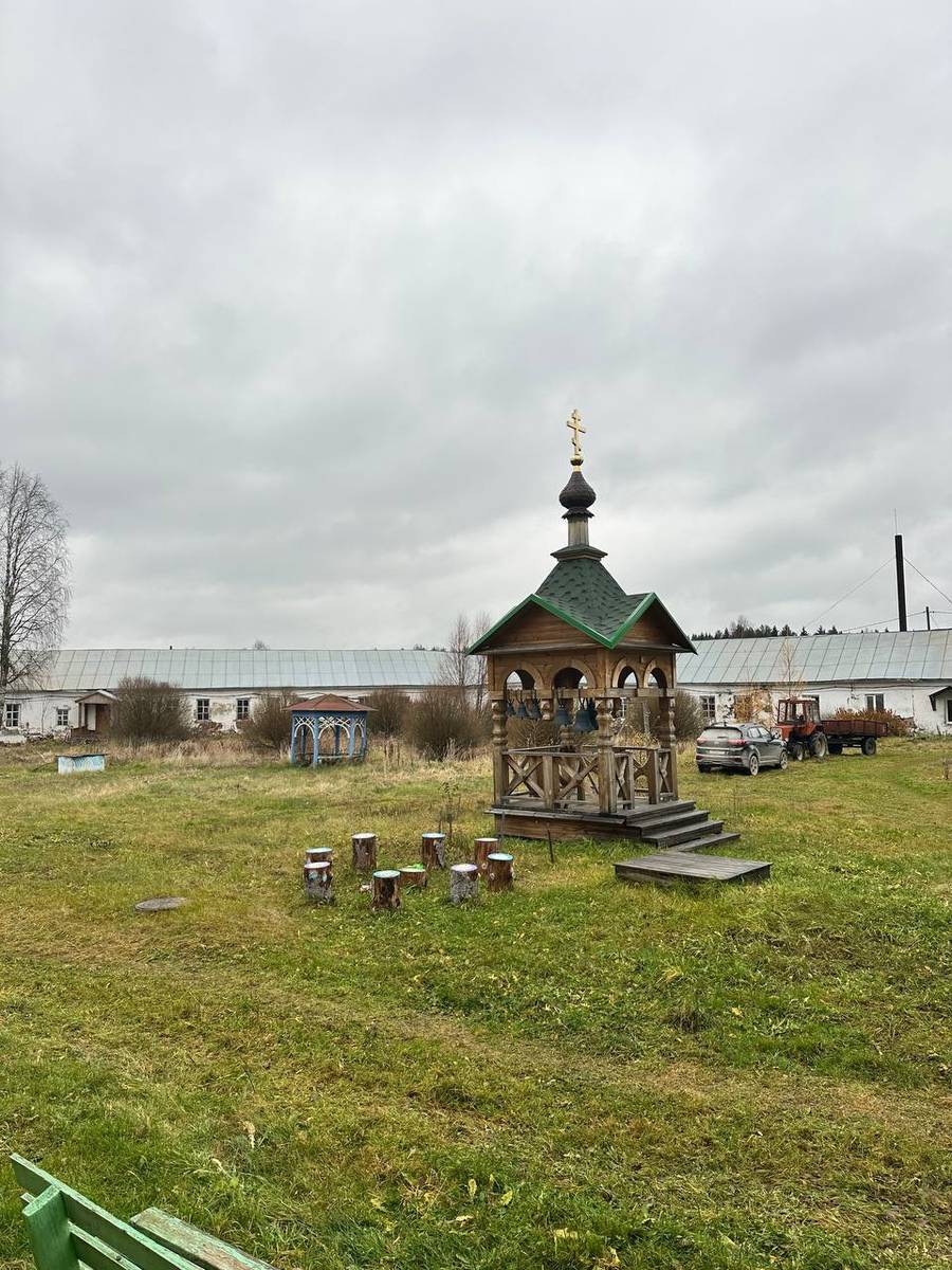 Нило-Сорская пустынь, Пустынь (Кирилловский район, Вологодская область). дополнительная информация, Звонница Нило-Сорской пустыни, находящаяся внутри обители.