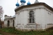 Храмовый комплекс. Церкви Благовещения Пресвятой Богородицы и Сретения Господня, На переднем плане - алтарная часть церкви Сретения Господня, слева - алтарная часть церкви Благовещения Пресвятой Богородицы<br>, Аббакумцево, Некрасовский район, Ярославская область