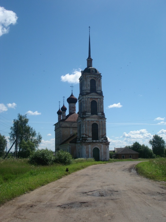 Ордино. Церковь Троицы Живоначальной. общий вид в ландшафте