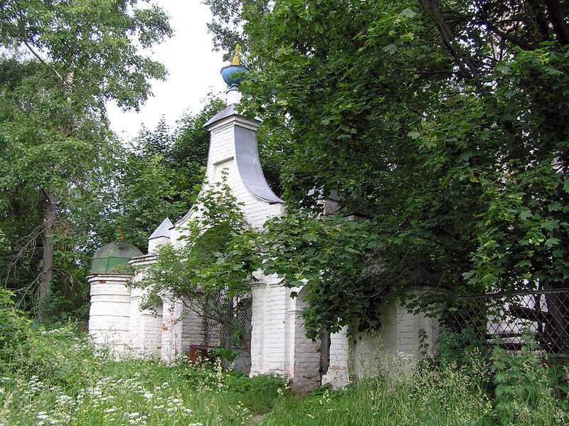 Храмовый комплекс. Церкви Благовещения Пресвятой Богородицы и Сретения Господня, Аббакумцево (Некрасовский район, Ярославская область). дополнительная информация, Кладбищенские ворота