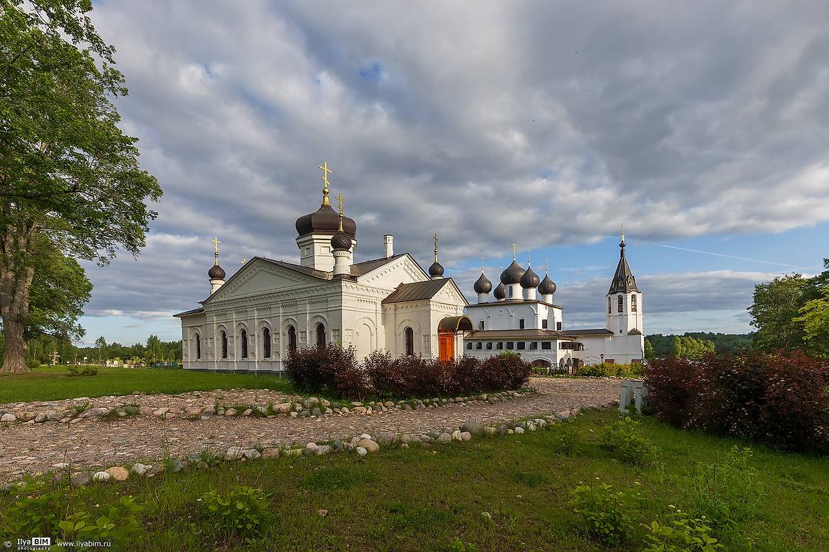 общий вид в ландшафте. Церковь Александра Невского, Хопылёво (Рыбинский район, Ярославская область)