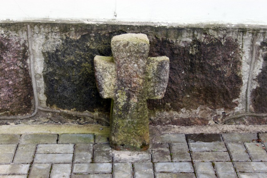 Церковь Космы и Дамиана, Локно (Палкинский район, Псковская область). дополнительная информация, Крест у стен храма