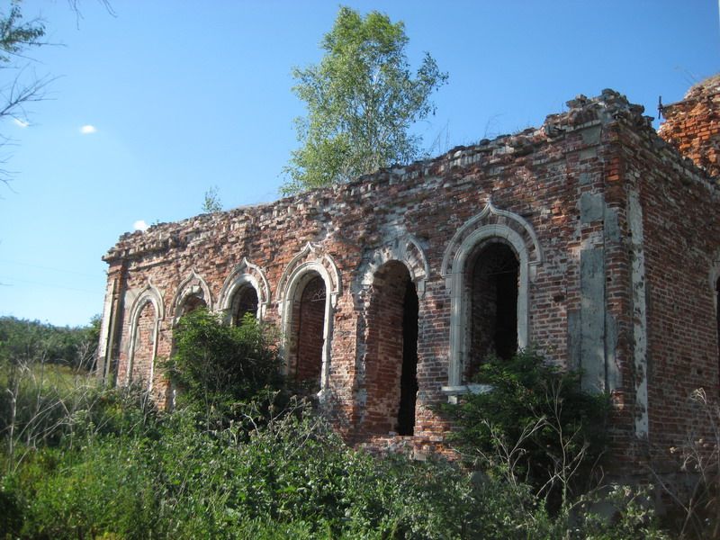 Церковь Троицы Живоначальной, Хохлово (Ардатовский район, Нижегородская область). архитектурные детали, Южный придел с белокаменными обрамлениями окон