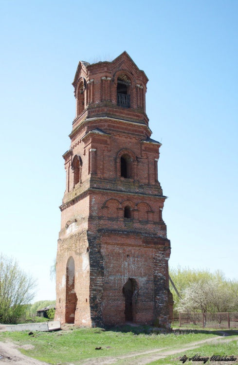 Кривка. Колокольня церкви Михаила Архангела. общий вид в ландшафте