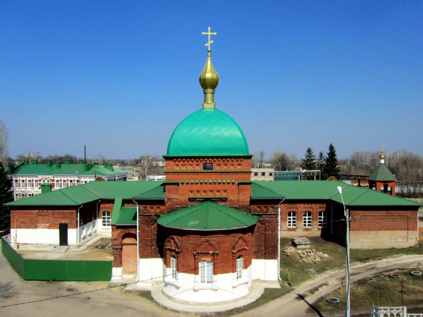 Церковь Троицы Живоначальной, Лев Толстой (Лев-Толстовский район, Липецкая область). общий вид в ландшафте, вид с юга с железнодорожной эстакады