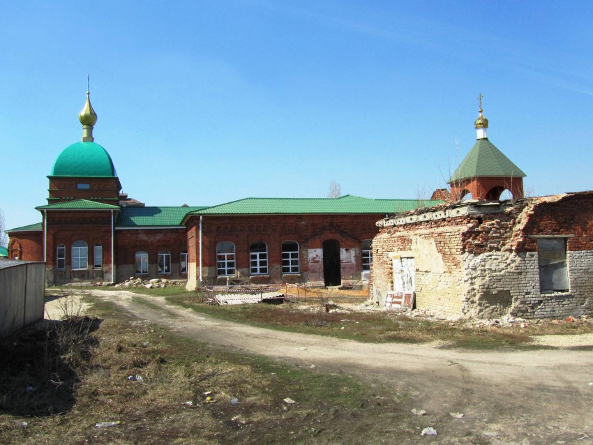 Церковь Троицы Живоначальной, Лев Толстой (Лев-Толстовский район, Липецкая область). фасады, церковь в составе здания реального училища, вид с востока