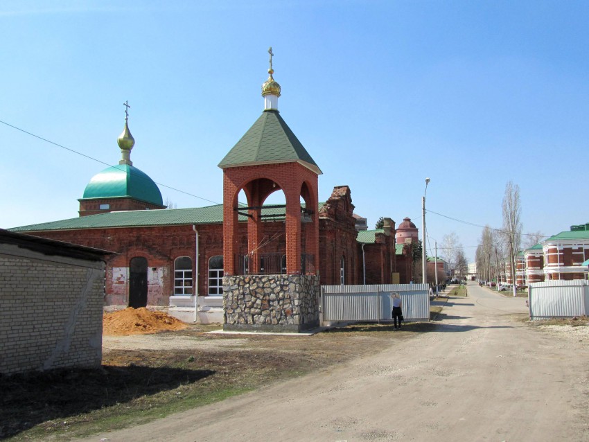 Церковь Троицы Живоначальной, Лев Толстой (Лев-Толстовский район, Липецкая область). фасады, новодельная звонница с северо-восточной стороны здания реального училища