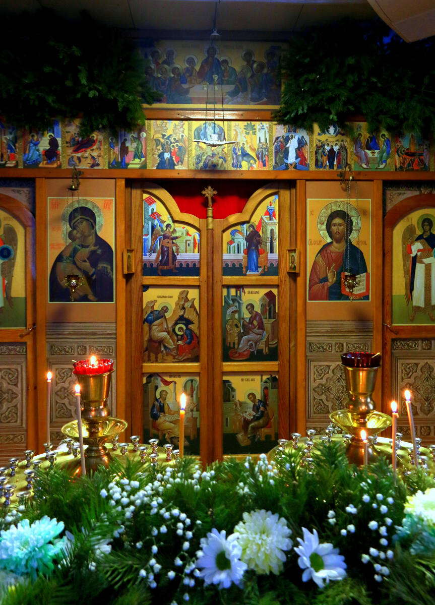 Церковь Серафима Саровского (временная), Новосибирск (Новосибирск, город, Новосибирская область). интерьер и убранство, Иконостас церкви