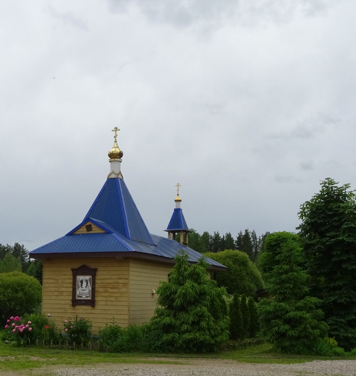 Часовня Успения Пресвятой Богородицы, Феофилова Пустынь (Николаево) (Струго-Красненский район, Псковская область). общий вид в ландшафте, Часовня Успения Пресвятой Богородицы.