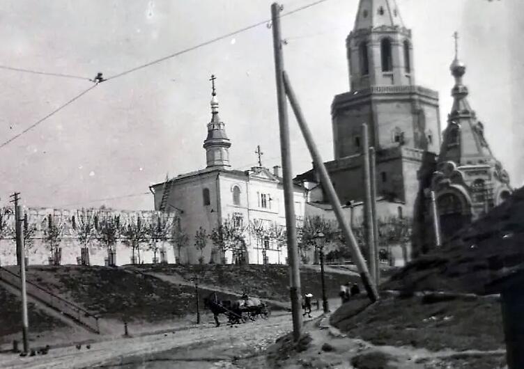 Вид церкви с Ивановского спуска. Фото 1910-1920 гг с сайта «Старая Казань», архивная фотография. Кремль. Церковь Спаса Нерукотворного Образа в Спасской башне, Вахитовский район (Казань, город, Республика Татарстан)