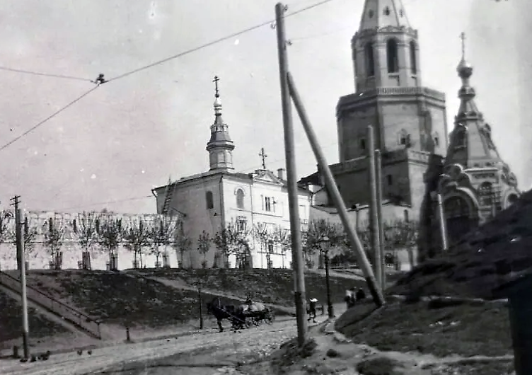 Вид церкви с Ивановского спуска. Фото 1910-1920 гг с сайта «Старая Казань», архивная фотография. Кремль. Церковь Спаса Нерукотворного Образа в Спасской башне, Вахитовский район (Казань, город, Республика Татарстан)