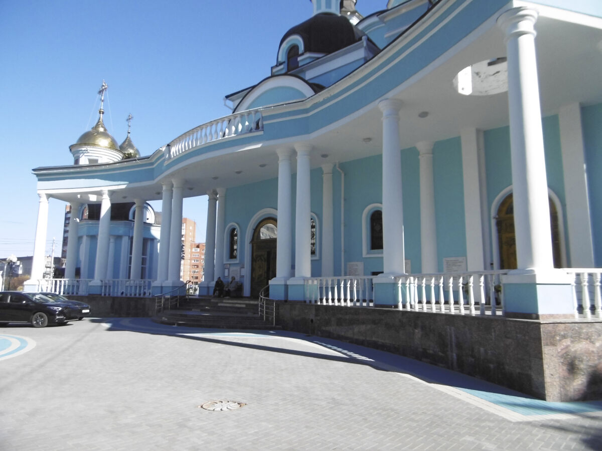 Собор Покрова Пресвятой Богородицы и Татианы Римской, Чебоксары (Чебоксары, город, Республика Чувашия). архитектурные детали, Изогнутая колоннада венчает центральный вход в собор