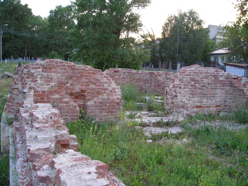 Церковь Троицы Живоначальной, Елабуга (Елабужский район, Республика Татарстан). интерьер и убранство, Церковь находится в руинах на старом кладбище в центре города.