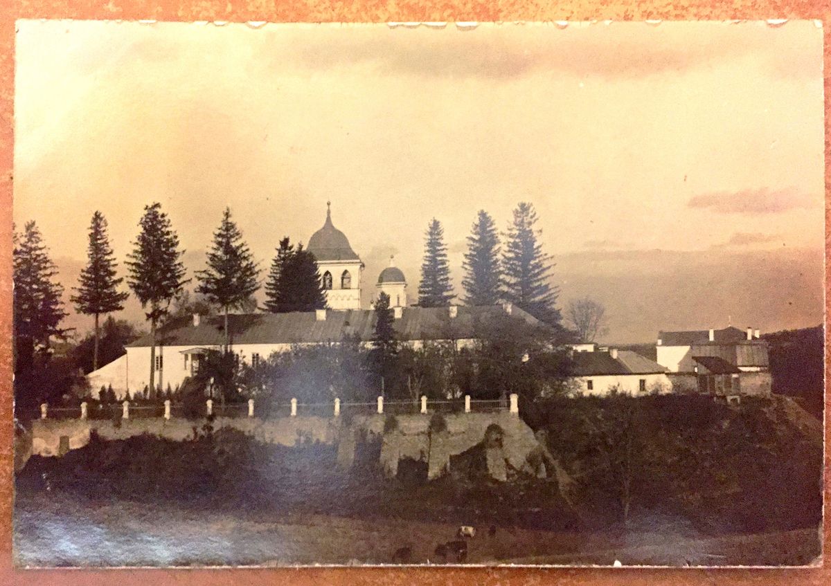Троицкий Дерманский женский монастырь, Дермань 2-я (Здолбуновский район, Украина, Ровненская область). архивная фотография, Общий вид монастыря. Фото 1900-х годов