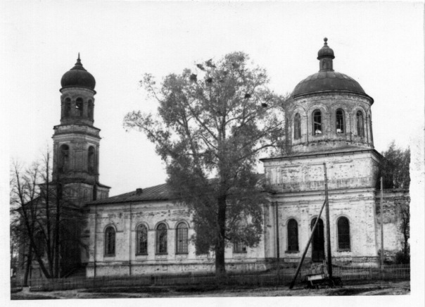 Церковь Спаса Нерукотворного Образа, Швариха (Нолинский район, Кировская область). архивная фотография, Фото советского времени. Без крестов, но купол на колокольне еще цел. Фото из альбома пользователя Nasadakova: https://fotki.yandex.ru/users/nasadakova/album/53671/  