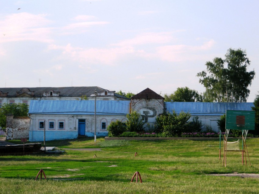 Никольский Белогорский монастырь, Горналь (Суджанский район, Курская область). фасады, Жилое здание на территории монастыря