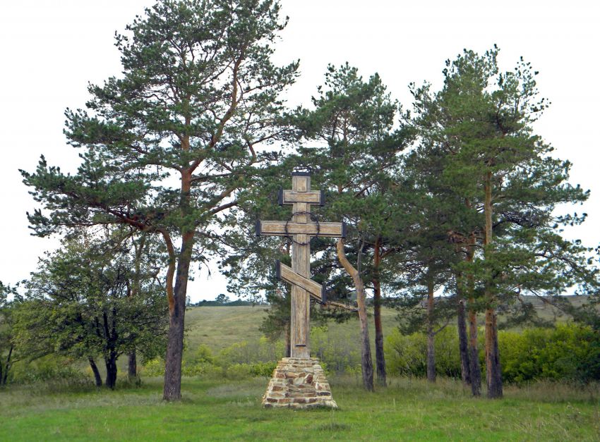 Никольский Белогорский монастырь, Горналь (Суджанский район, Курская область). дополнительная информация, На горе расположен поклонный крест от которого начинается крестный ход в украинское Мирополье. Около креста растут 12 сосен, и одна в стороне.