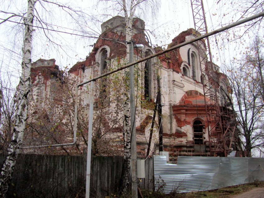 Выкса. Выксунский Иверский монастырь. Собор Троицы Живоначальной. фасады, разрушенная часть, вид с юга