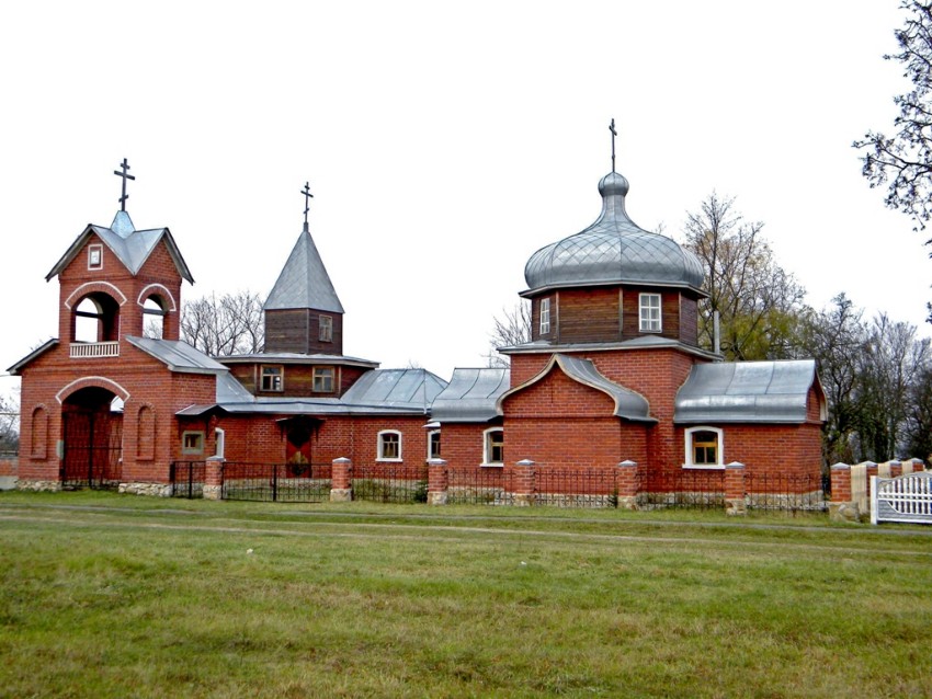Церковь Покрова Пресвятой Богородицы (новая), Ивановское (Рыльский район, Курская область). общий вид в ландшафте, Храм Покрова Пресвятой Богородицы построен в 1990-х на новом месте. Посвящение выбрано в память старой Покровской церкви, стоявшей в центре села и уничтоженной в 1930-х