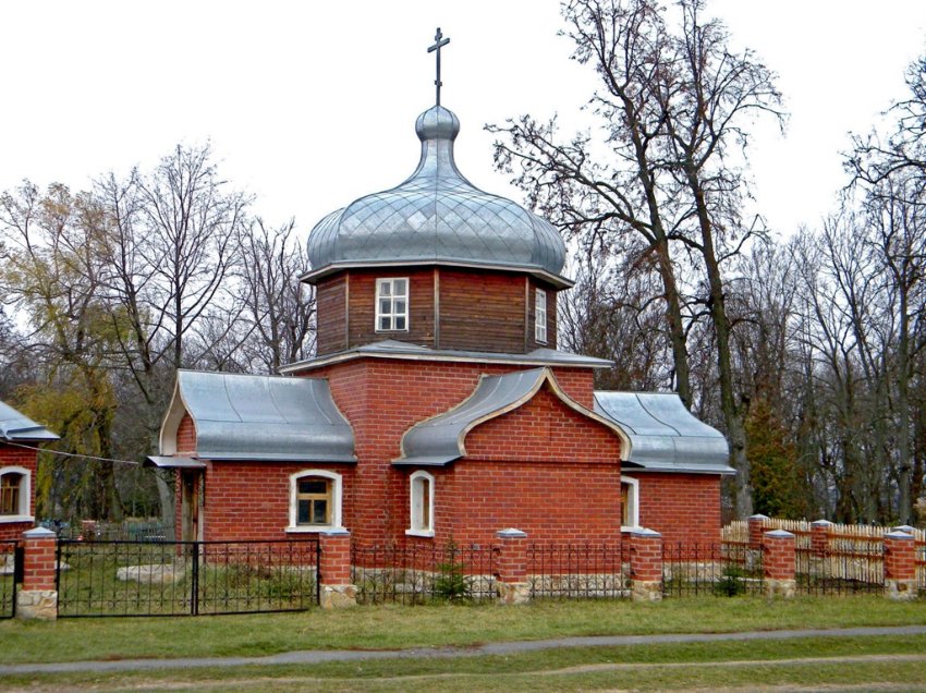 Церковь Покрова Пресвятой Богородицы (новая), Ивановское (Рыльский район, Курская область). общий вид в ландшафте, Храм Покрова Пресвятой Богородицы построен в 1990-х на новом месте. Посвящение выбрано в память старой Покровской церкви, стоявшей в центре села и уничтоженной в 1930-х