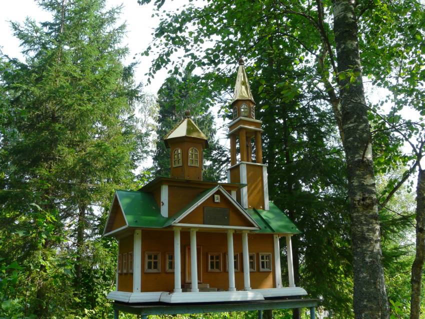 Церковь Сретения Господня, Самушкино (Вороновский погост) (Волховский район, Ленинградская область). дополнительная информация, Макет Сретенской церкви, ранее (до 1930-х годов) стоявшей на Вороновском погосте (установлен на кладбище, у фундамента этой разрушенной церкви)