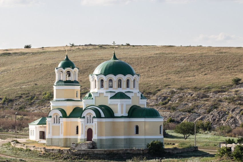 Дядин. Церковь Троицы Живоначальной. общий вид в ландшафте
