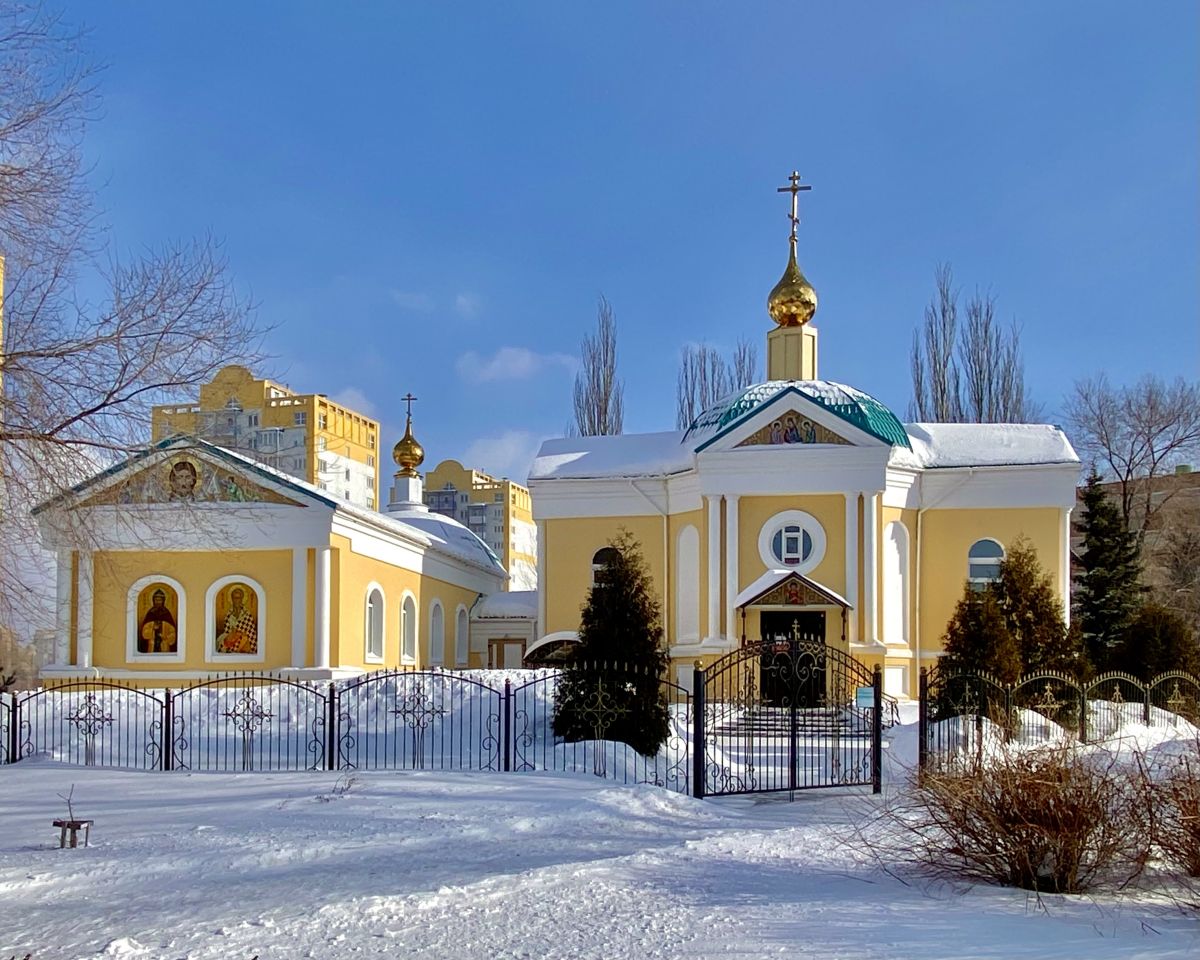 Церковь Пантелеимона Целителя при ОГКБ им. Кабанова, Омск (Омск, город, Омская область). фасады, Вид с запада. Слева крестильный храм.