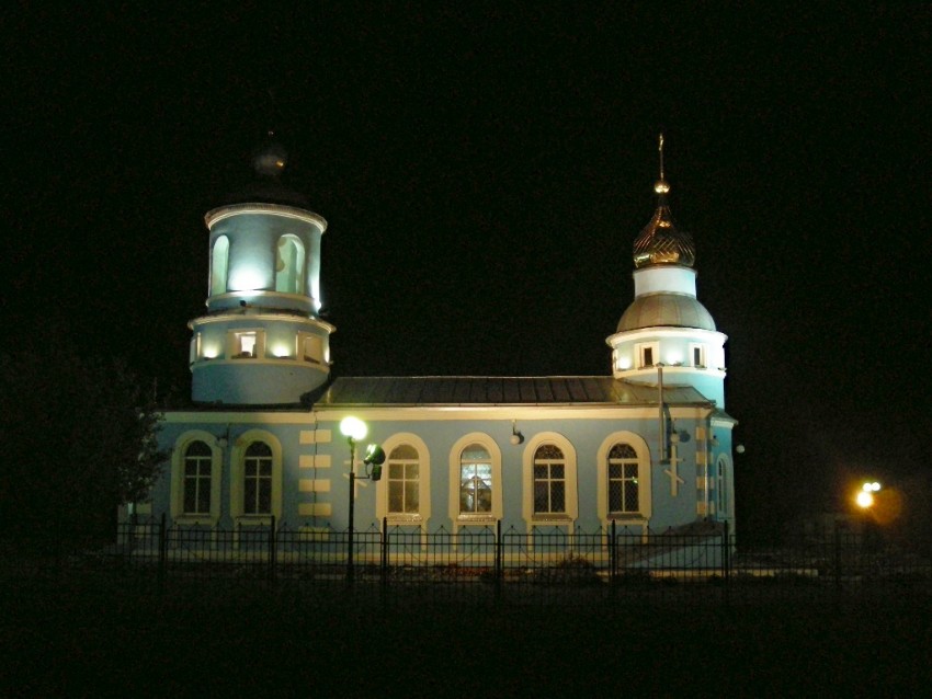 Церковь Сретения Господня, Строитель (Яковлевский район, Белгородская область). общий вид в ландшафте, Ночная подсветка храма