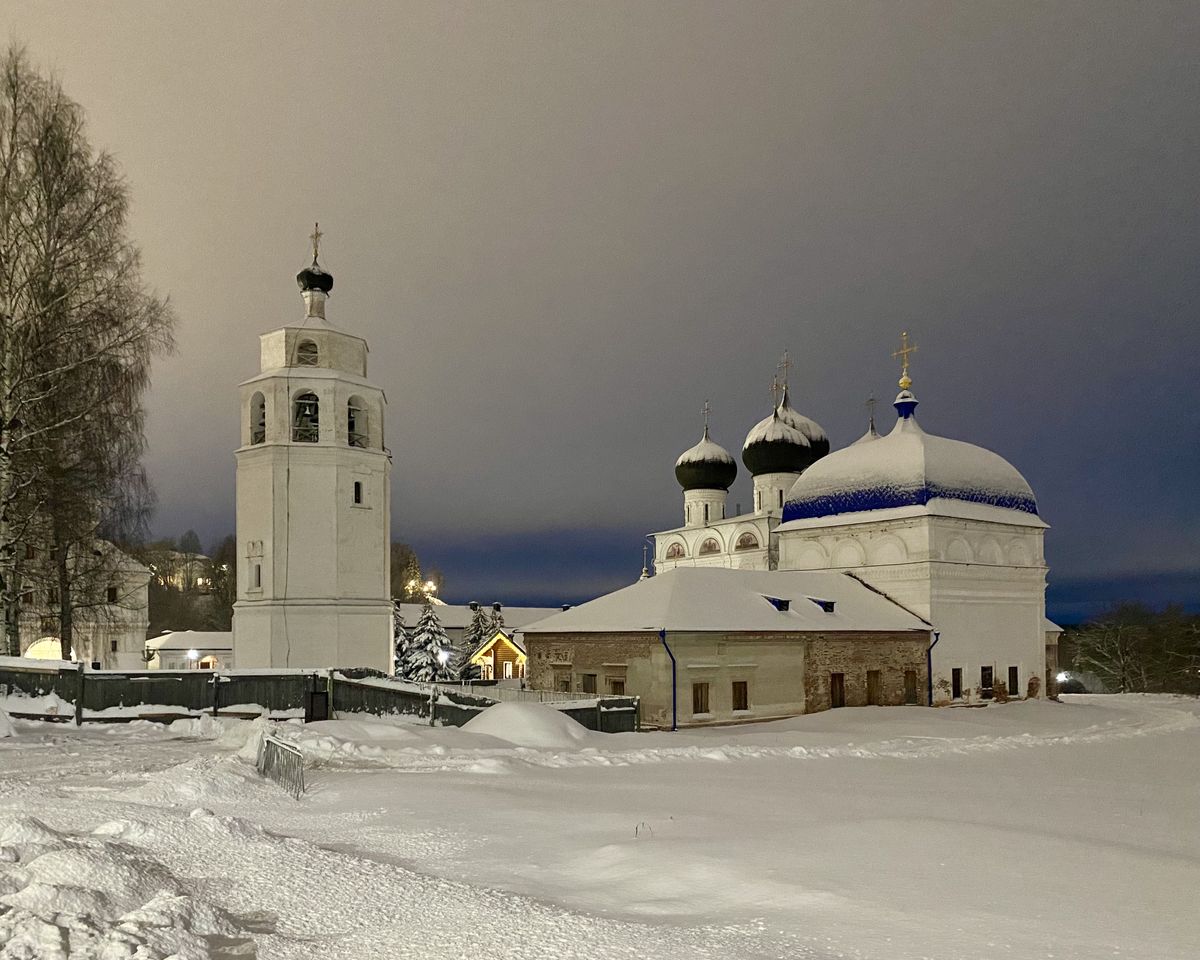 Ночью с колокольней, художественные фотографии. Успения Пресвятой Богородицы Трифонов монастырь. Церковь Благовещения Пресвятой Богородицы, Вятка (Киров) (Вятка (Киров), город, Кировская область)