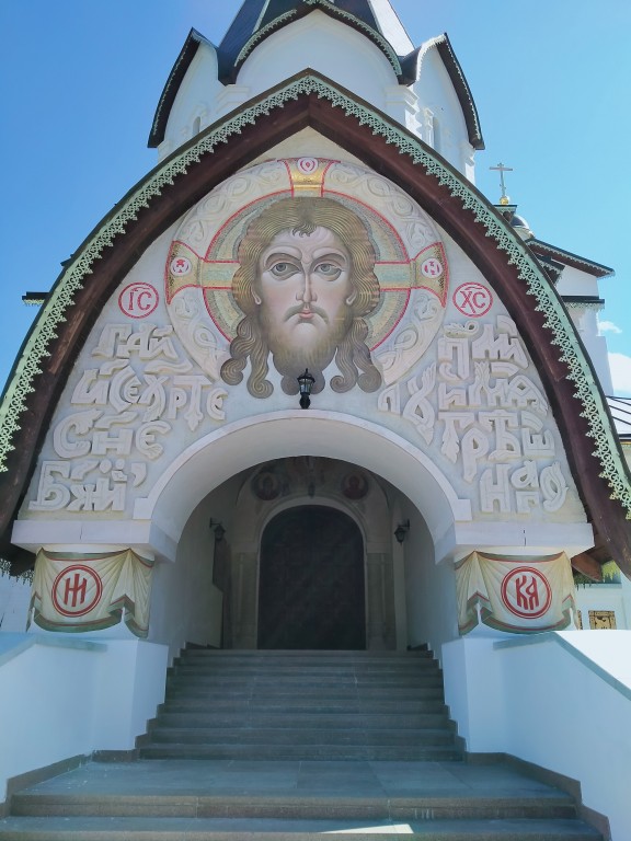 Валаамские острова. Спасо-Преображенский Валаамский монастырь. Владимирский скит. Церковь Владимира равноапостольного. архитектурные детали, образ Спаса Нерукотворного Образа над входом в центральный храм