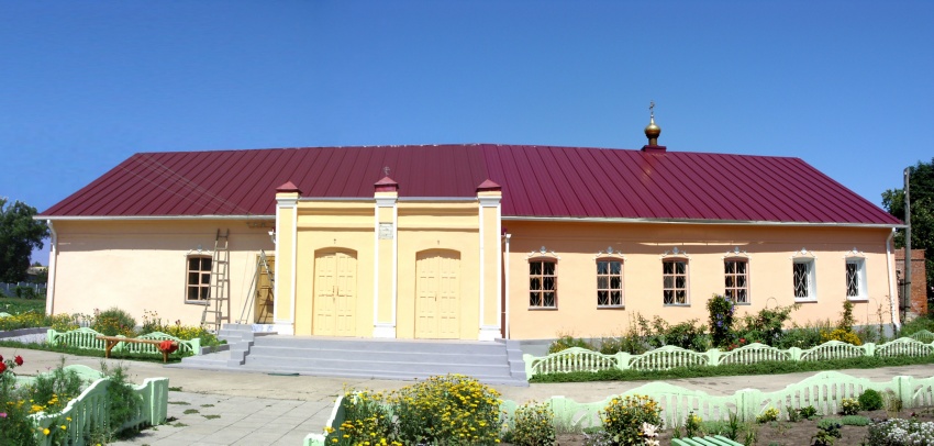Женский монастырь Ксении Петербургской, Долбенкино (Дмитровский район, Орловская область). фасады, Домовая церковь Святых страстотерпцев царственных мучеников:
царя Николая, царицы Александры, царевича Алексия и великих
княжен Ольги, Татианы, Марии и Анастасии. Фотография 2010 года.