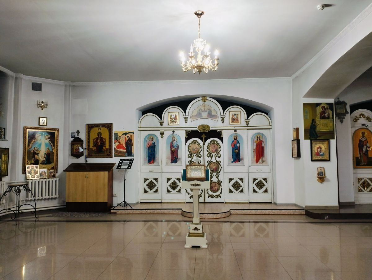 Левый (северный) придел нижнего храма, интерьер и убранство. Собор Пантелеимона Целителя, Ессентуки (Ессентуки, город, Ставропольский край)