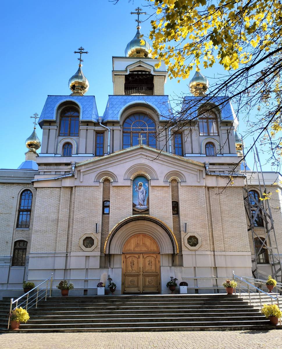 Западный фасад украсило мозаичное панно с изображением Спасителя, архитектурные детали. Собор Пантелеимона Целителя, Ессентуки (Ессентуки, город, Ставропольский край)