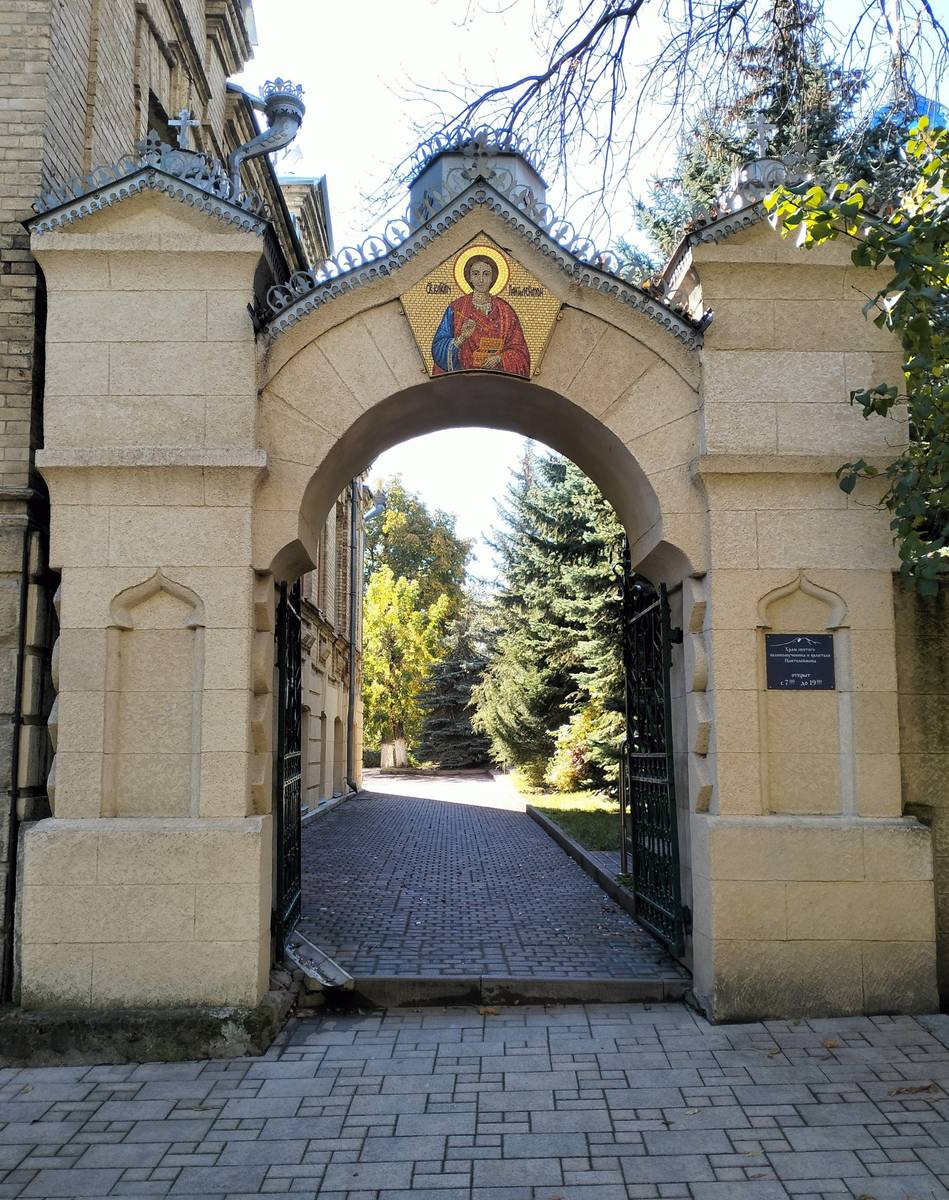 Ворота храма со стороны ул. Анджиевского, дополнительная информация. Собор Пантелеимона Целителя, Ессентуки (Ессентуки, город, Ставропольский край)