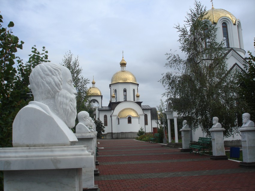 Ессентуки. Церковь Петра и Павла. художественные фотографии, Петропавловская церковь. Аллея с бюстами мудрецов древней Греции.