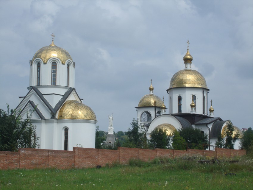 Ессентуки. Церковь Петра и Павла. общий вид в ландшафте, Справа ц.Петра и Павла и слева - часовни Святой Троицы и Воскресения Христова со скульптурным образом Христа