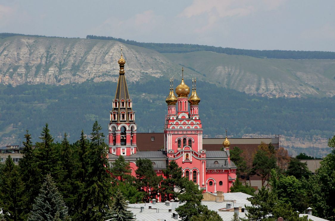Церковь Пантелеимона Целителя (новая), Кисловодск (Кисловодск, город, Ставропольский край). общий вид в ландшафте, Панорамный вид с улицы А. Реброва