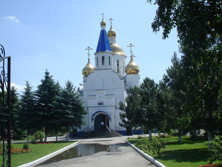 Церковь Успения Пресвятой Богородицы, Ессентукская (Предгорный район, Ставропольский край). общий вид в ландшафте